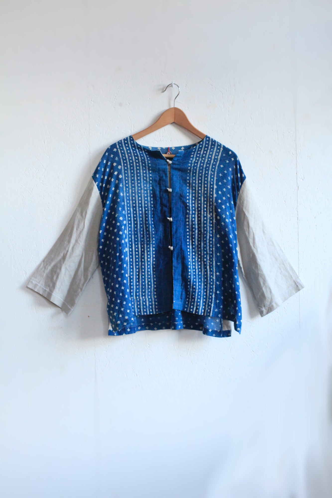 Chemise marine à motifs en coton avec une coupe droite et fermeture Chemise marine à motifs en coton avec une coupe droite et fermeture